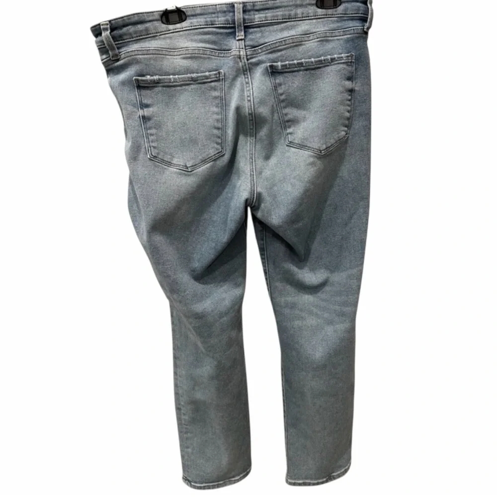 EVEREVE The Ever Straight Jeans Women’s 32 Light Wash Distressed Straight Leg